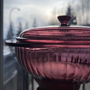 PYREX • vintage cranberry ribbed casserole lidded dish 2 quart purple oven safe